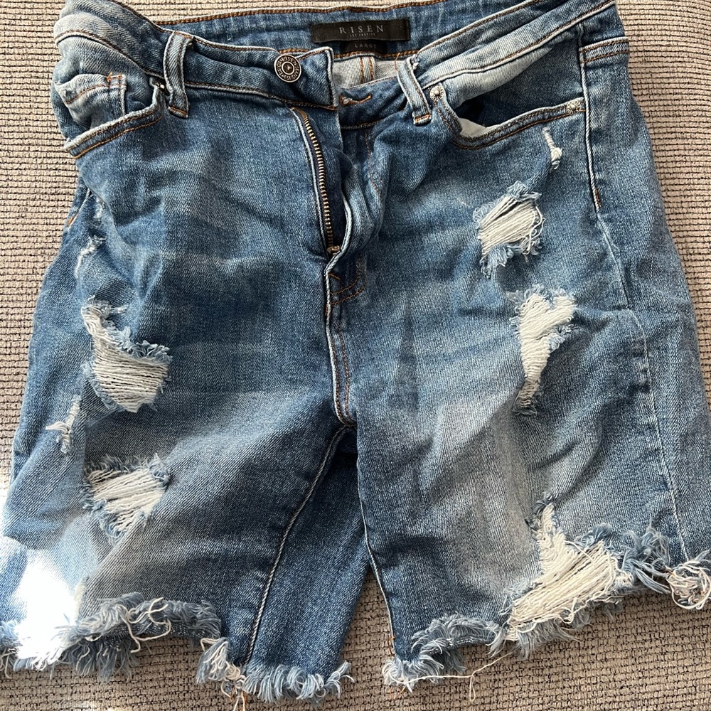 Size large Bermuda risen shorts